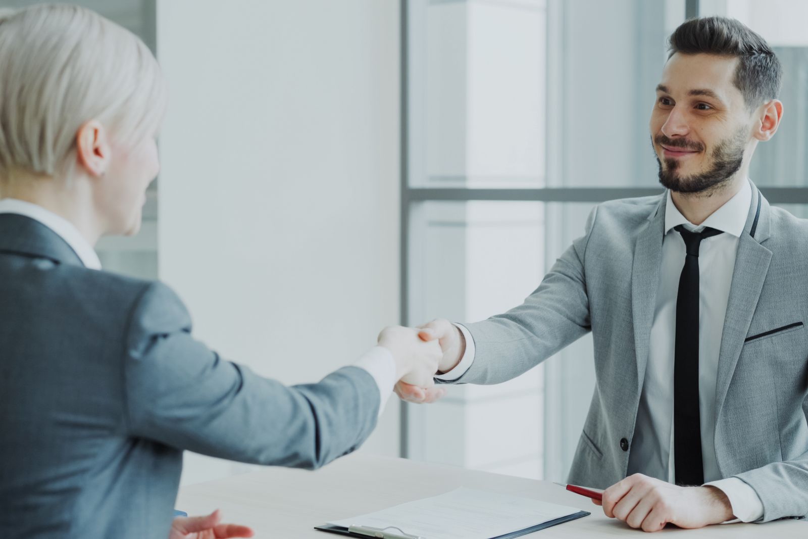 Handschlag nach erfolgreicher Personalvermittlung
