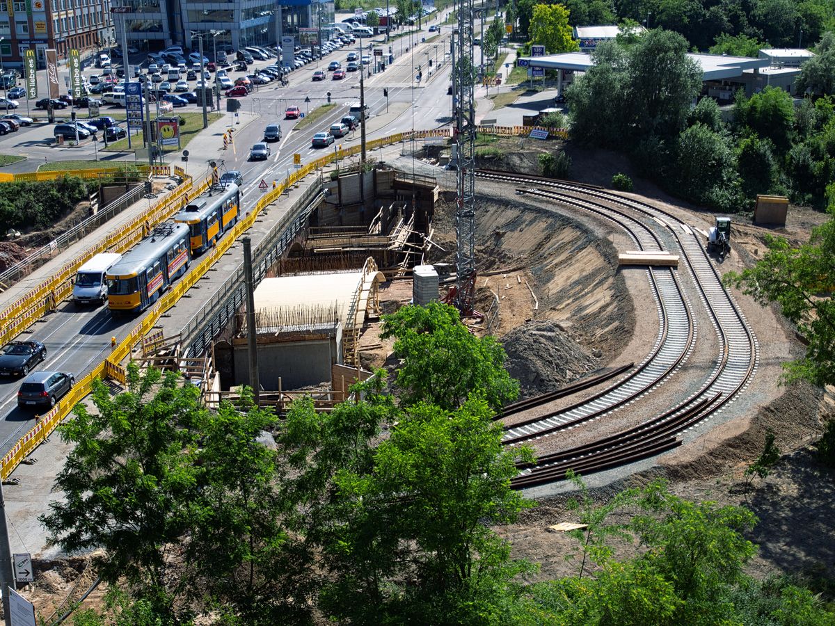 Baustelle im Gleisbereich mit neuen Gleisen