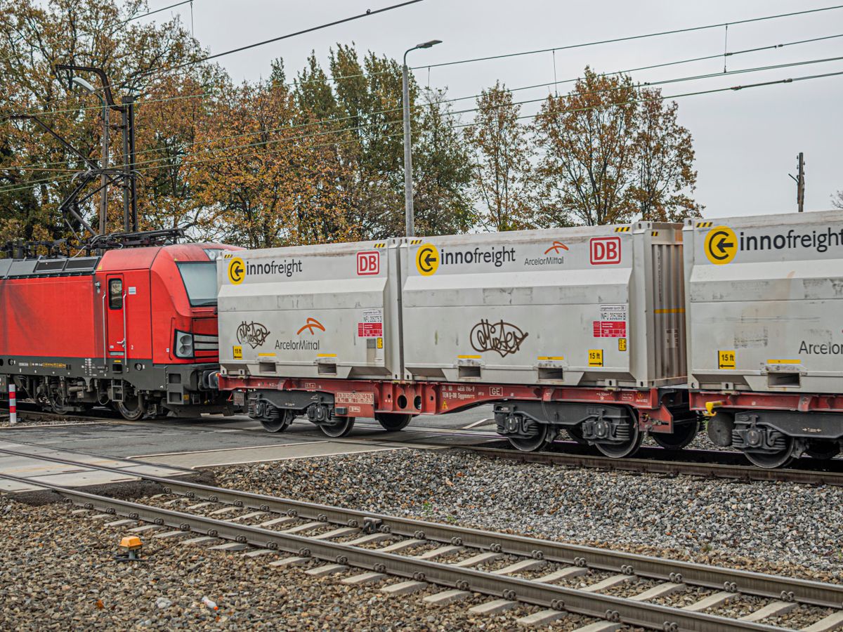 Güterzug mit Containerwagen und DB-Lokomotive