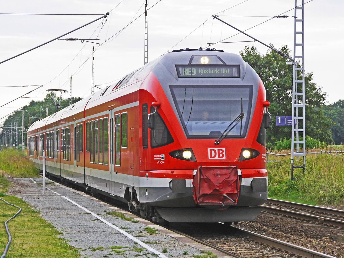 Roter Regionalzug der DB am Bahnsteig