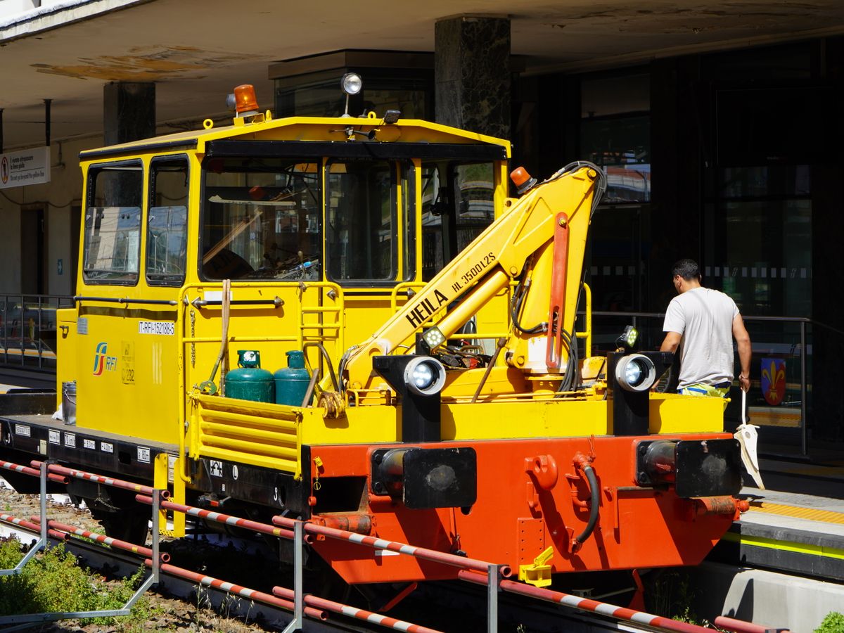 Gelbes Zweiwegefahrzeug für Gleisarbeiten
